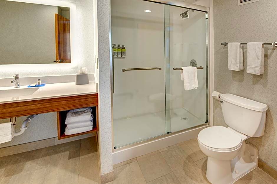 Holiday Inn Express & Suites West Long Branch - Eatontown By IHG