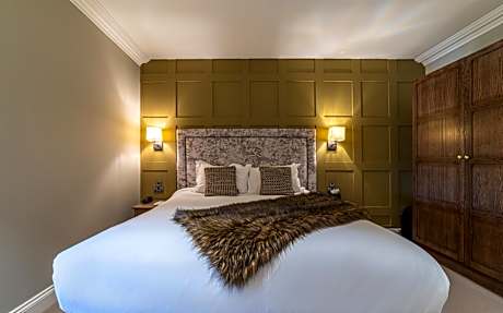 The Ro Suite (Not Pet Friendly)