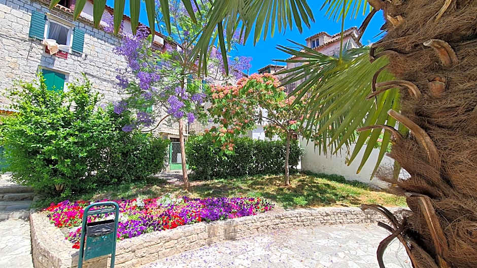 Nirvana Rooms & Apartments