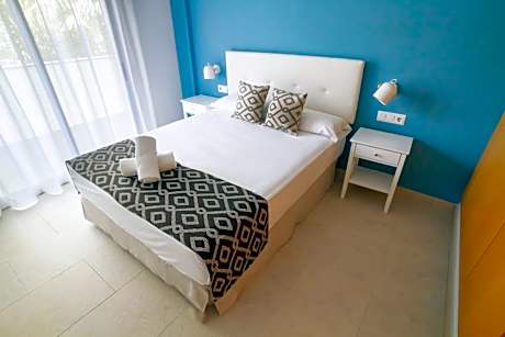 Apartment with Pool View