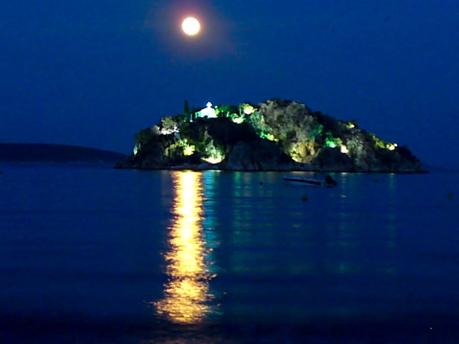 Arcadia Luxury Rooms Seaside Cuisine