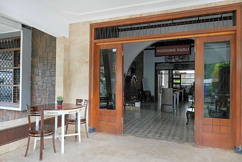 OYO 461 Hotel Madukoro Near RSI Hidayatullah