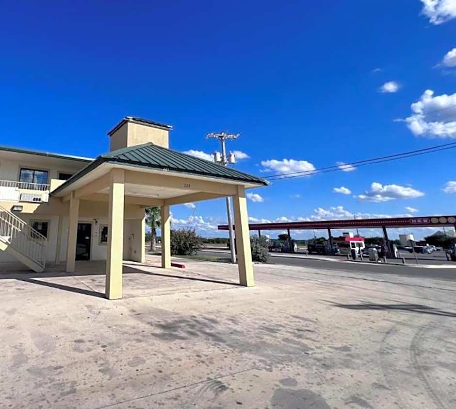 OYO Garden Inn and Suites Pearsall I-35 East