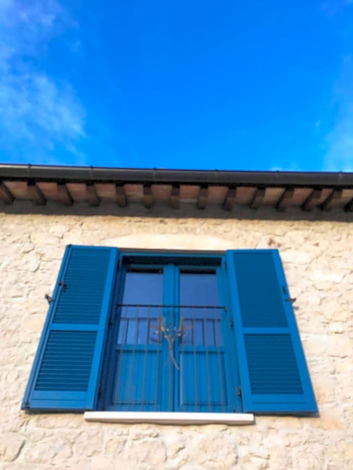 La casa dalle finestre blu