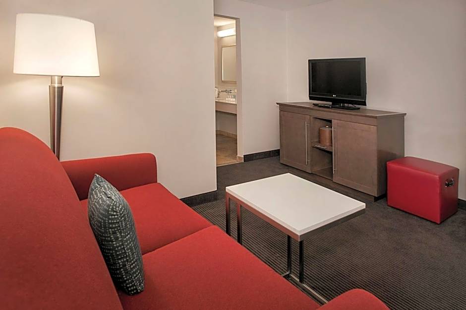 Hampton Inn By Hilton And Suites Milwaukee Downtown