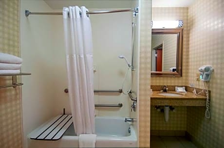 2 Queen Mobility/Hearing Accessible W/Bathtub