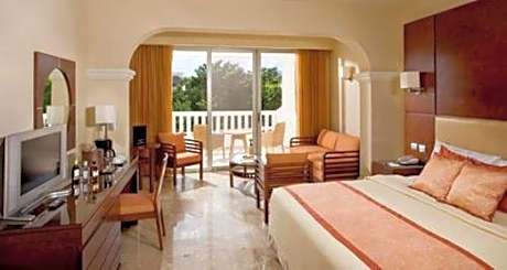 Deluxe Junior Suite (2 Adults + 2 Children)