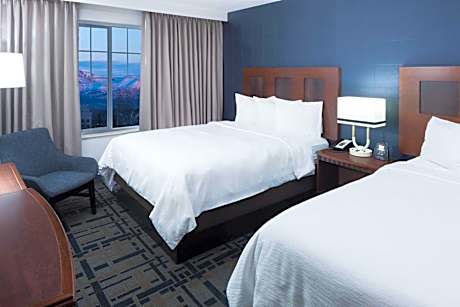 Premium Queen Suite with Mountain View