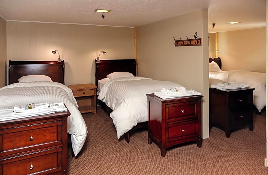 Foto 1 de 4 de Bed in 8-Bed Male Dormitory Room