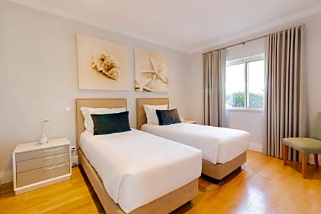 Three-Bedroom Apartment with Hot Tub and Partial Sea View - Ground Floor