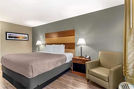 1 King Bed, Nonsmoking, Accessible