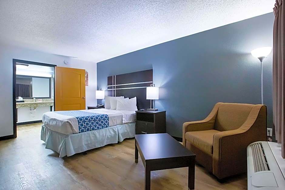 Photo 1 of 6 of 1 Queen Bed, Accessible
