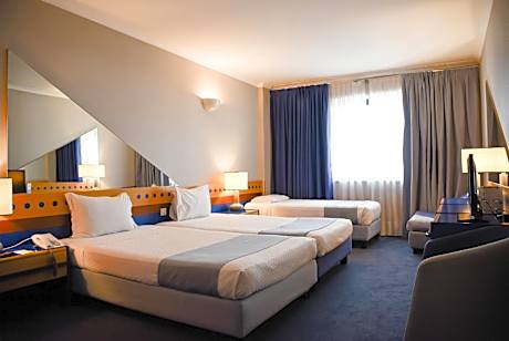 Family Room (2 Adults + 1 Child)