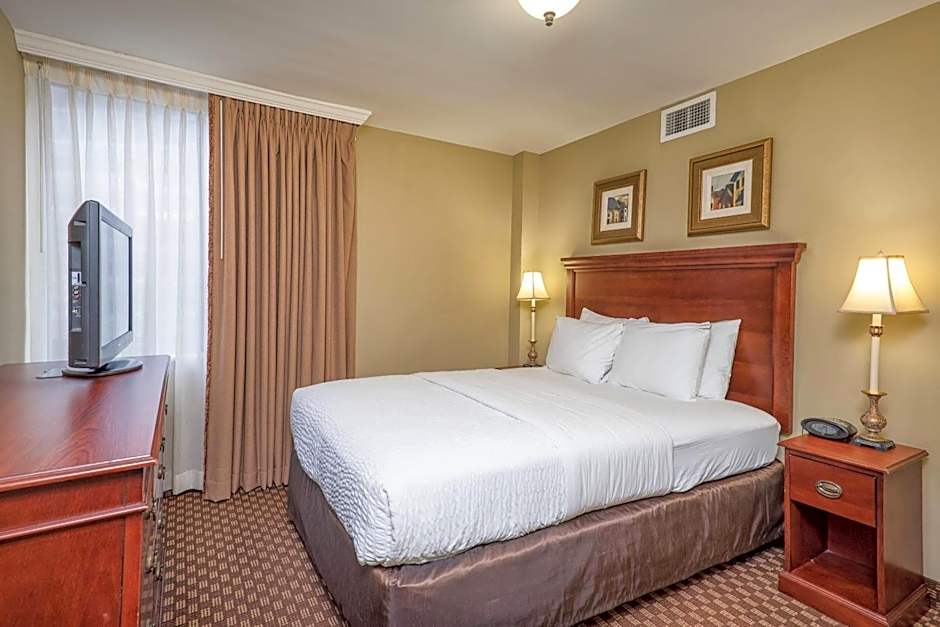 Clarion Collection Arlington Court Suites Hotel