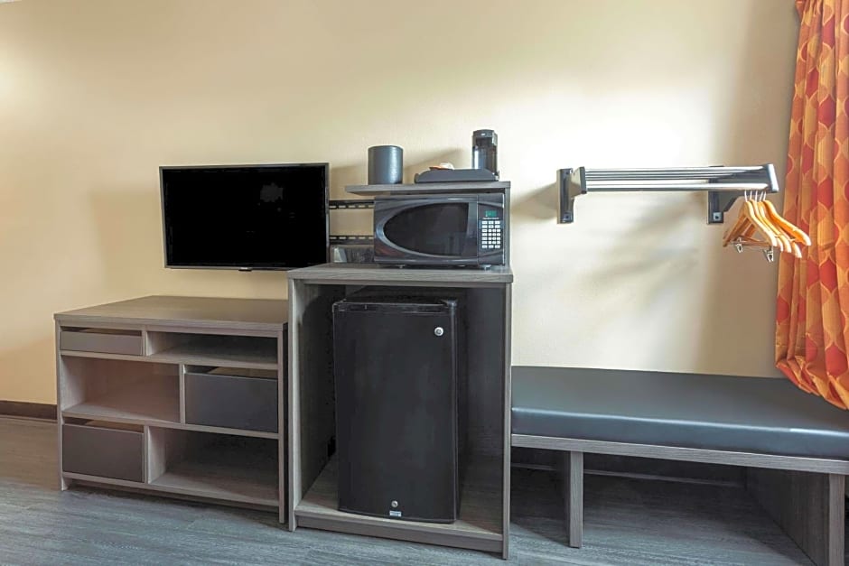 Super 8 by Wyndham Litchfield