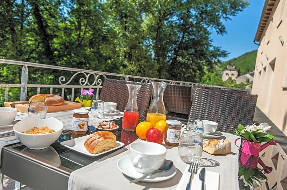 Logis Hôtel Restaurant Les 2 Rives - A75, en bordure de rivière