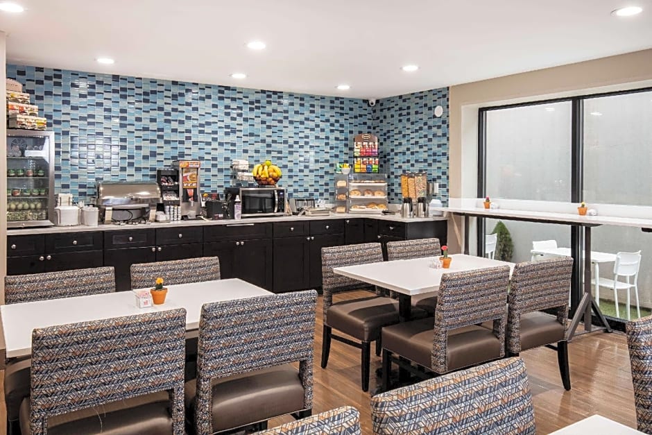 La Quinta Inn and Suites by Wyndham Long Island City