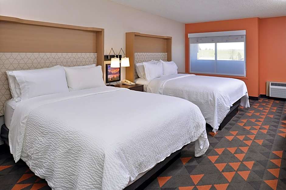 Photo 1 of 10 of 2 Queen Beds, Poolside