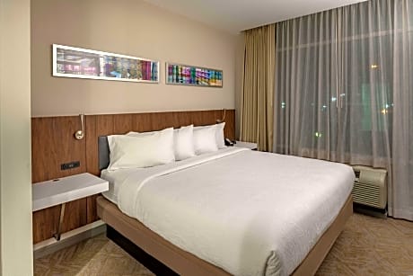 1 King 1 Bdrm Ste Hearing Accessible