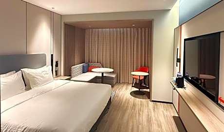 1 King Standard Building 2