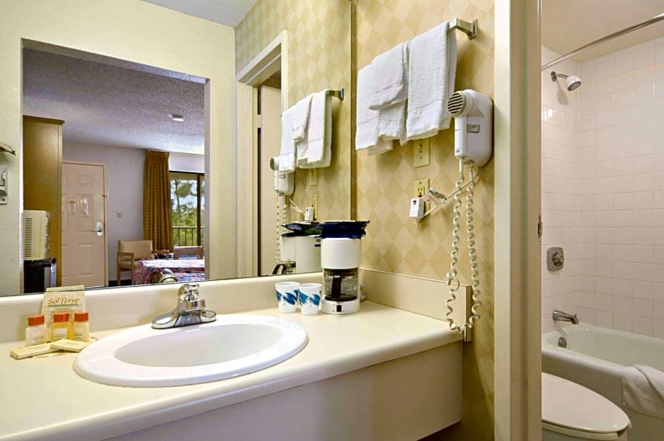 Days Inn & Suites by Wyndham Mobile