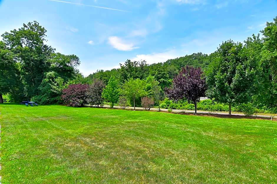 Ardsley Acres Hotel Court