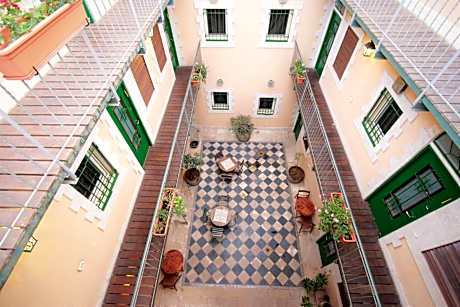 The Market Courtyard - Suites Hotel