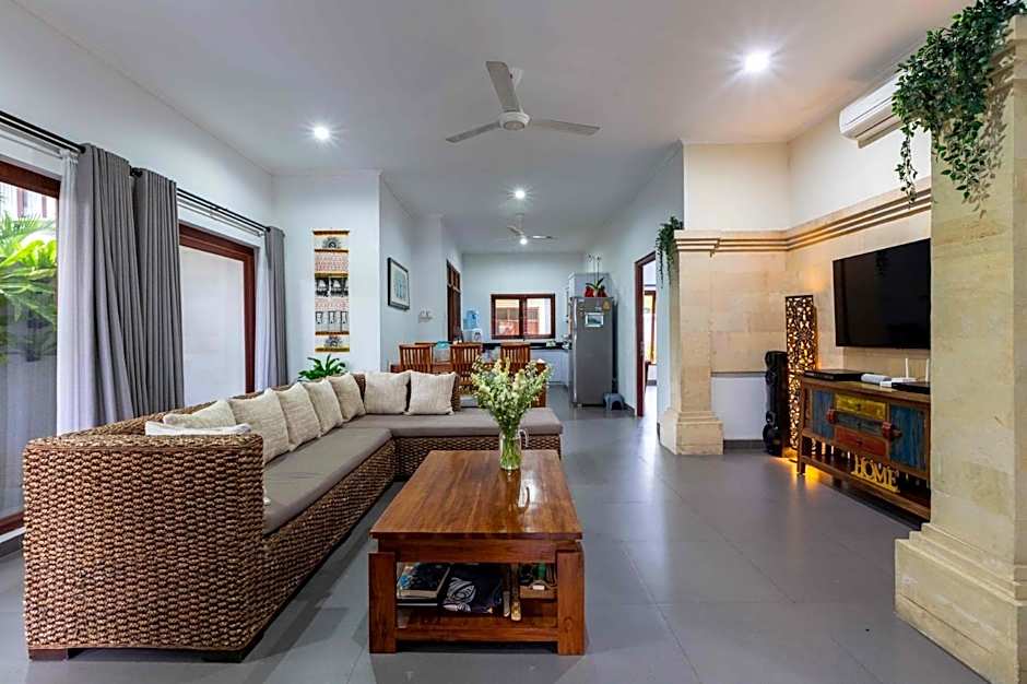 Villa Rosa - Spacious Oasis with Private Pool, close to Beach & Dining