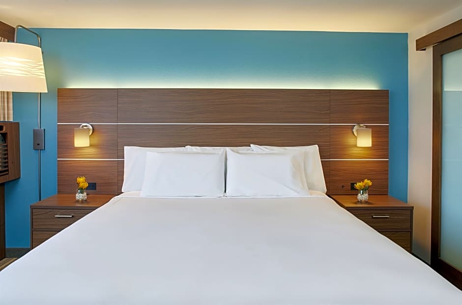 Holiday Inn Express Waikiki, an IHG Hotel