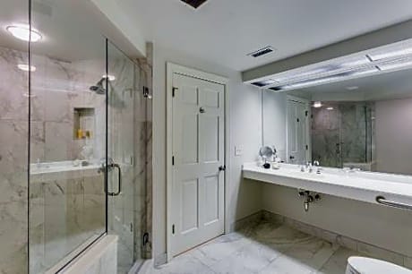 King Room with Balcony and Lake View - Disability Access