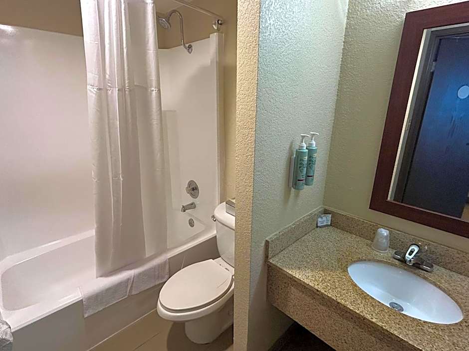 Best Western Rochelle Inn & Suites near DeKalb
