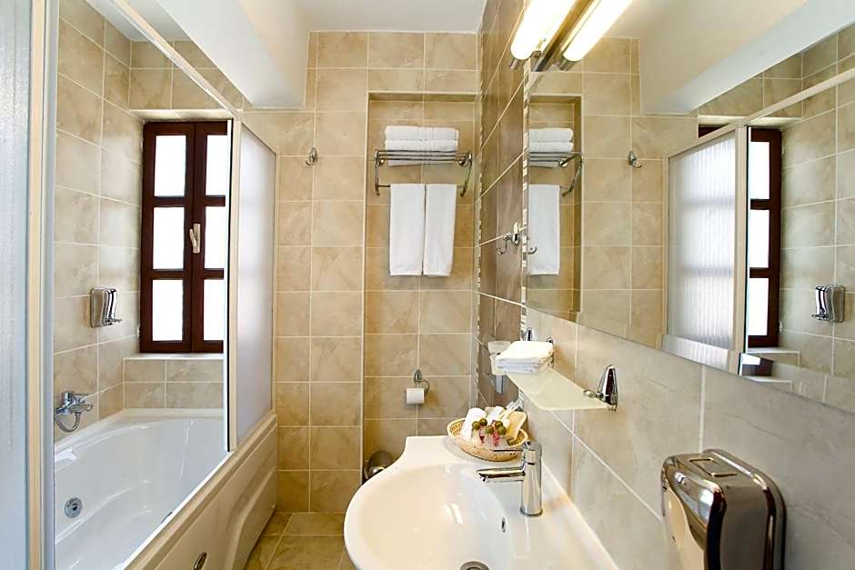 Cicerone Lodge Hotel