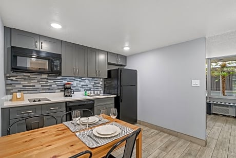 2 BEDROOMS/2 BATHROOMS - SLEEP 10