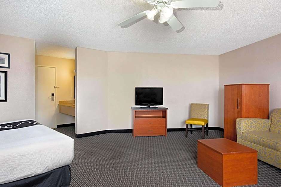 La Quinta Inn & Suites by Wyndham Miami Airport East
