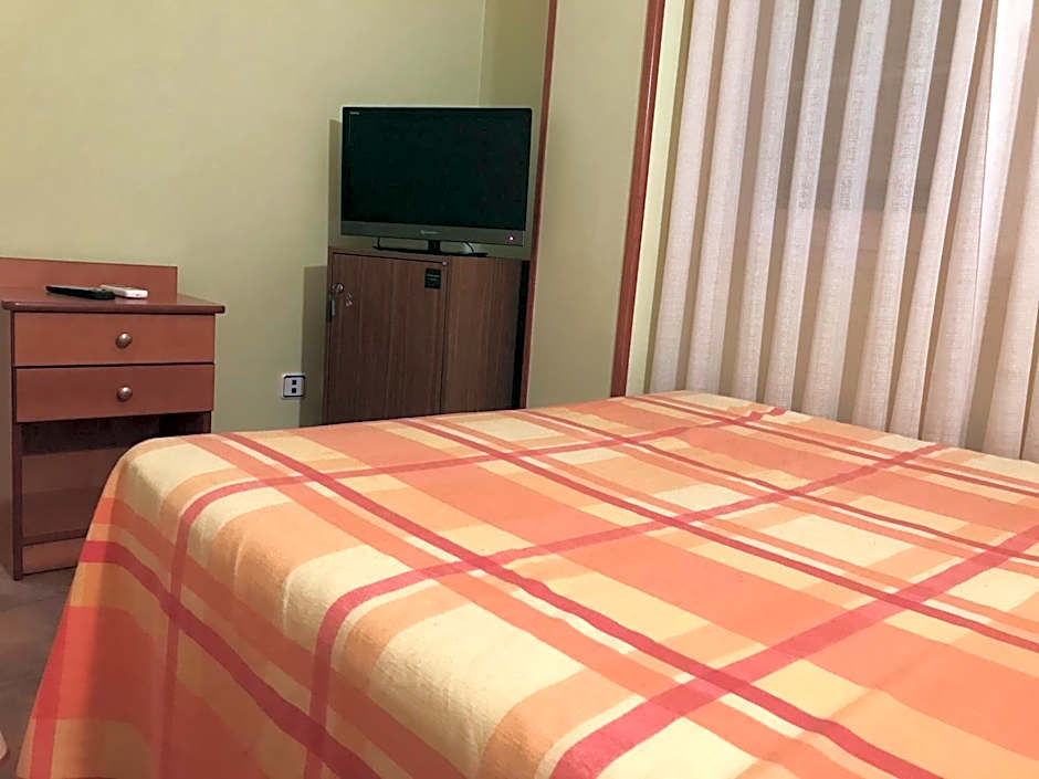 Hotel Los Leones, el más cercano a Warner