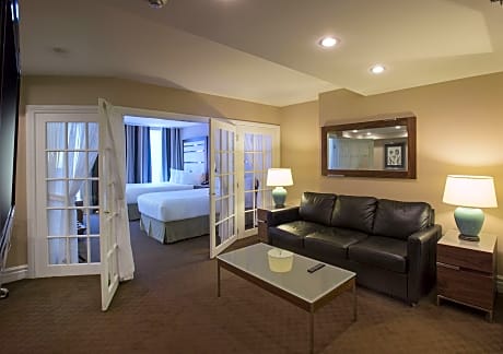 Executive Suite (2 Double Beds and 1 Queen Sofa Bed)