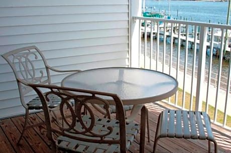 Apartment with Balcony and Bay View