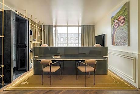 Deluxe Suite, Suite, 1 King, Balcony