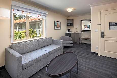 One-Bedroom Queen Suite with Pool View