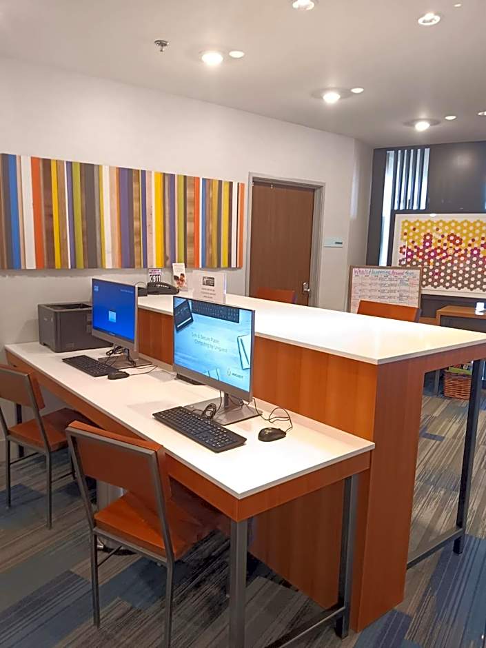 Holiday Inn Express & Suites Racine By IHG