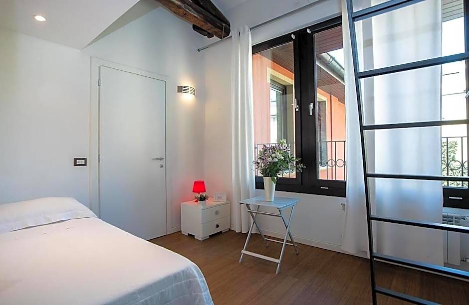 LT - Room's Bed & Living