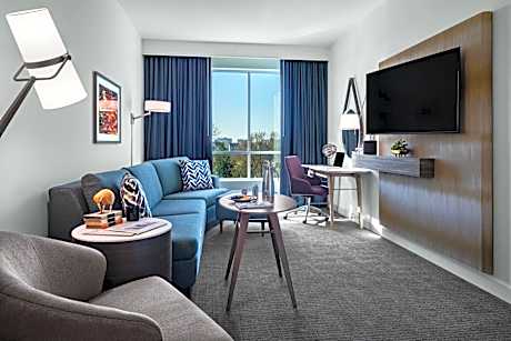 One-Bedroom Suite with Tub - Mobility Accessible