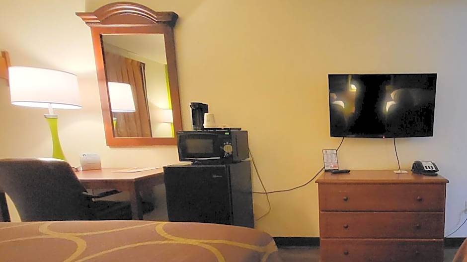 Super 8 by Wyndham Canton/Livonia Area