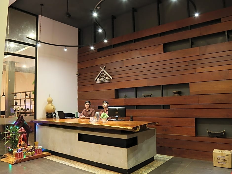 Yeak Loam Hotel