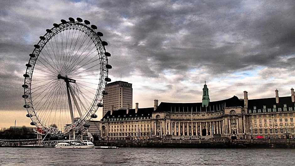 Portobello Apt with Floor-to-Ceiling Views