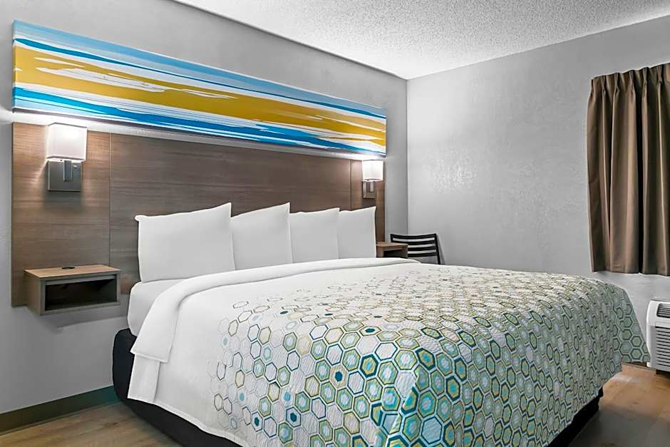 HomeTowne Studios by Red Roof Flint