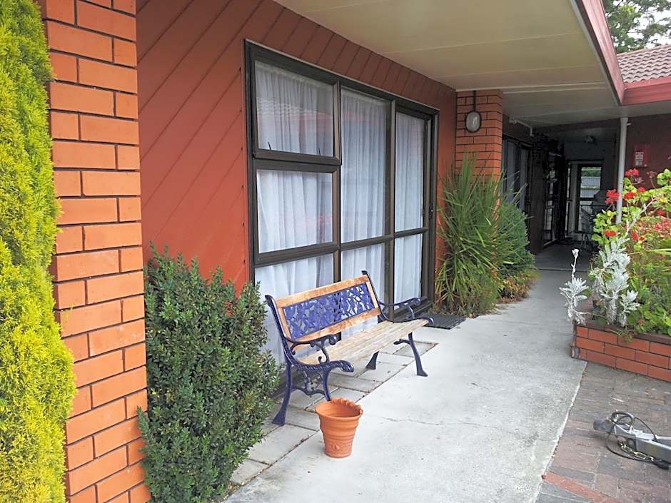 Ace High Motor Inn