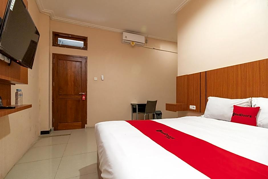 RedDoorz Syariah near RS Mata Padang