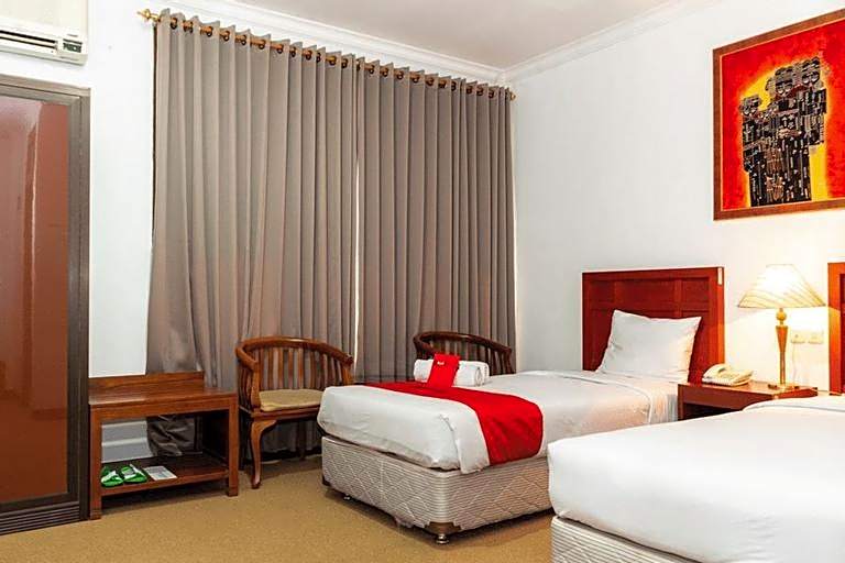 RedDoorz Plus Syariah near Java Supermall Semarang 2