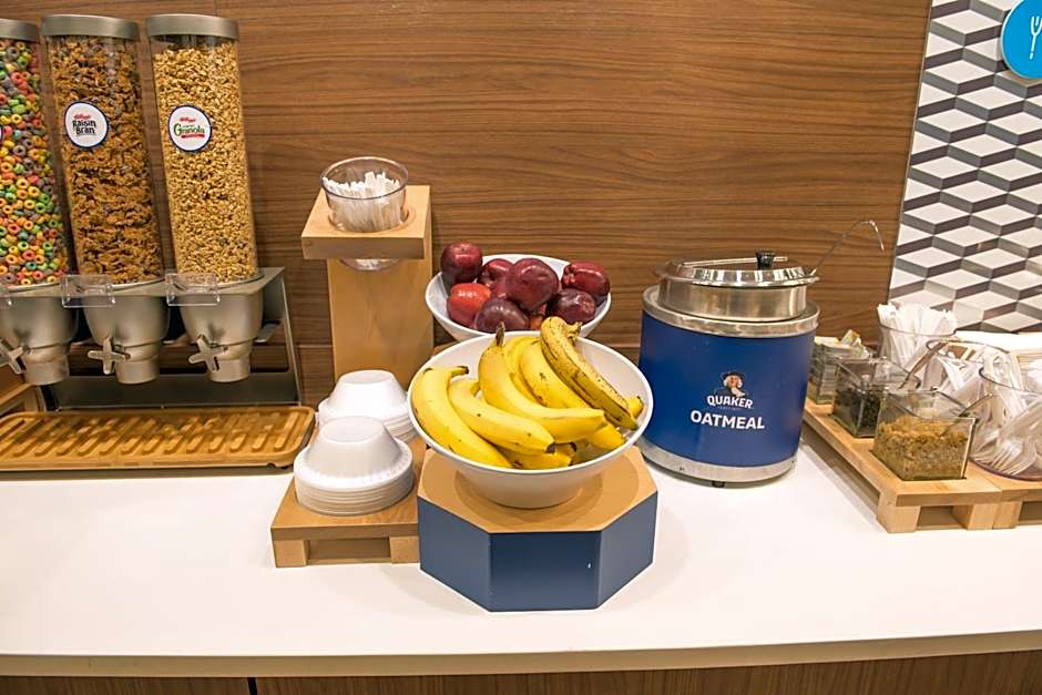 Holiday Inn Express And Suites Warsaw - E- Center By IHG